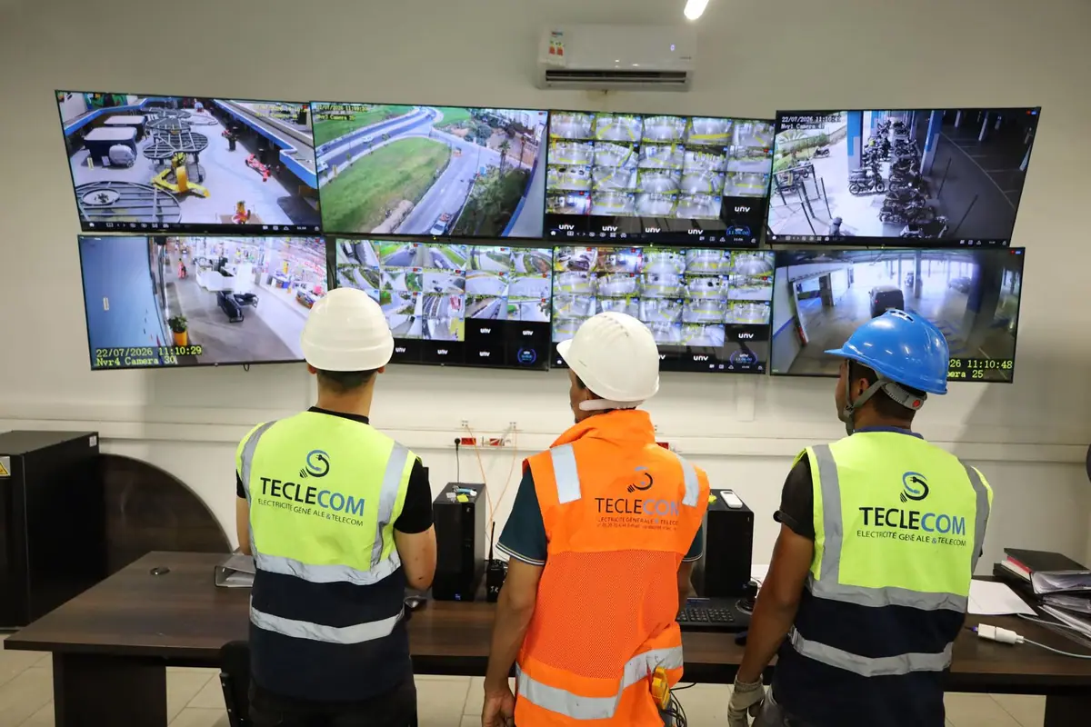 Équipes Teclecom en salle de supervision vidéo