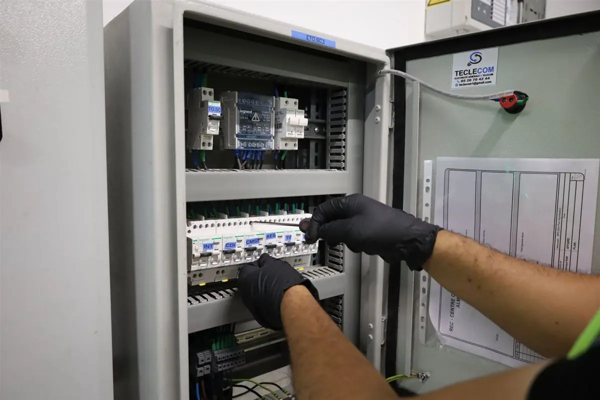 Technicien Teclecom câblant une armoire électrique