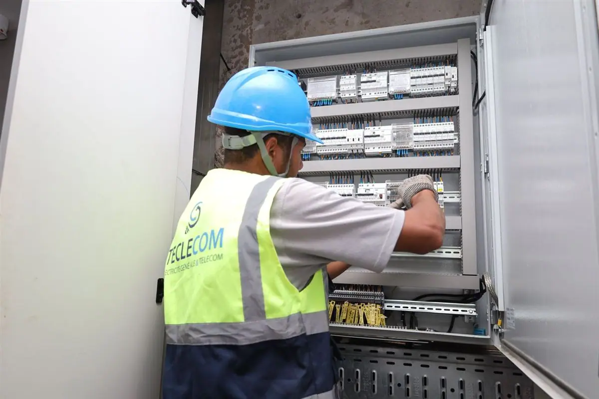 Technicien Teclecom intervenant sur une armoire électrique