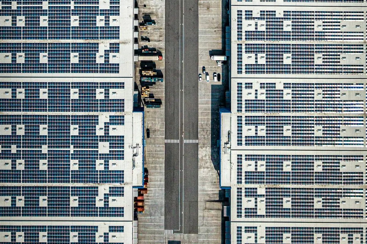 Toitures d’entrepôts industriels équipées de panneaux solaires