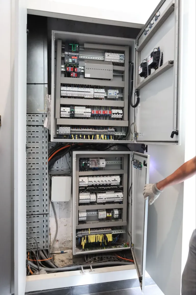 Aikad Group — câblage d’armoire électrique