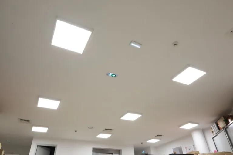 Aikad Group — éclairage LED en plafond