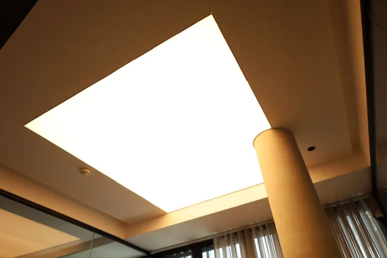 Aikad Group — éclairage LED, plafond bois