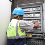 Aikad Group — technicien Teclecom sur armoire électrique