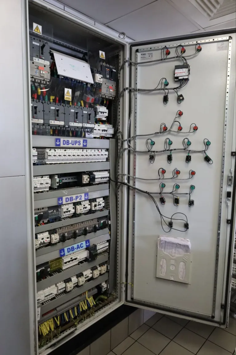 Cadmus International School — intérieur armoire DB-P1