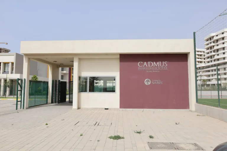 Cadmus International School — entrée du campus