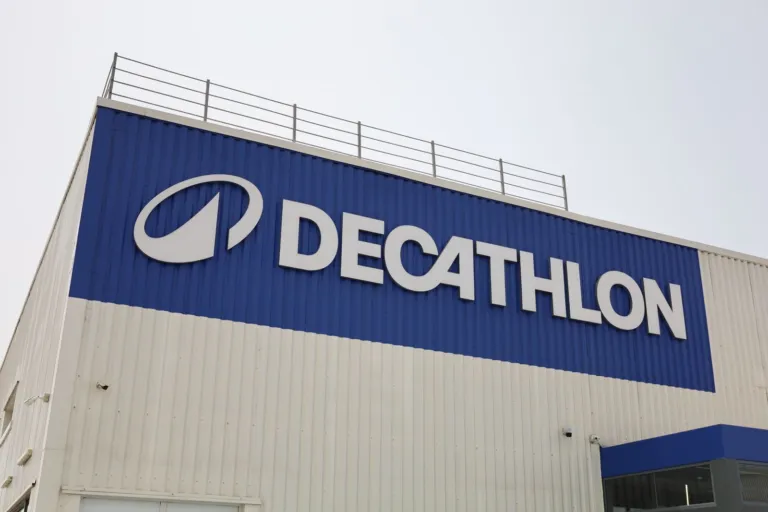 Magasin Decathlon — façade et enseigne