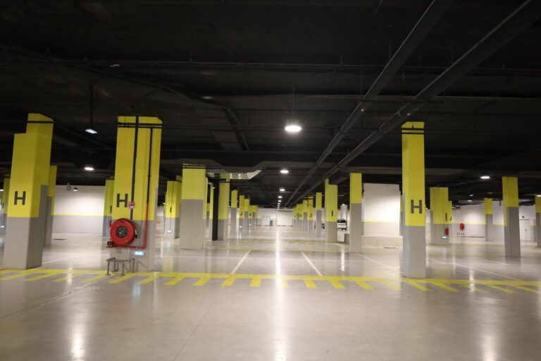 Vue d’un parking souterrain équipé d’éclairage et de vidéosurveillance.