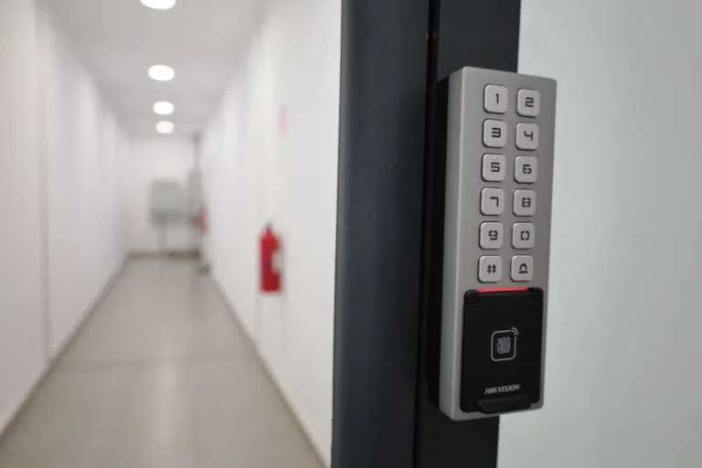 Lecteur de badge de contrôle d’accès installé dans un couloir.