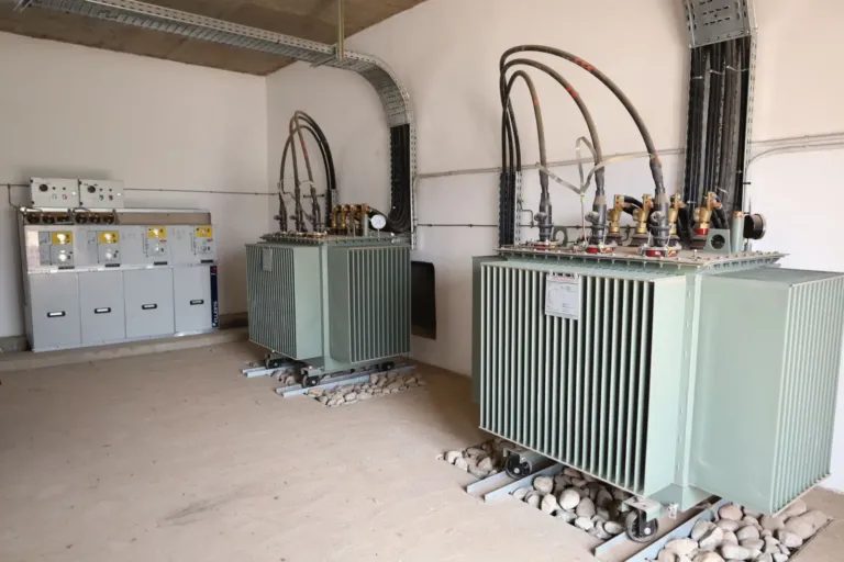Transformateur électrique et équipements de protection dans un local technique.
